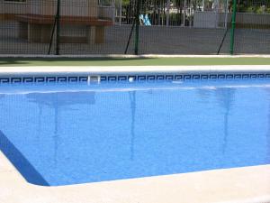una gran piscina azul con agua azul en Villa Cristal 9907 - Resort Choice, en Playa Paraiso