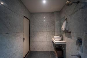 un bagno con wc, lavandino e doccia di Shreenam Resto 