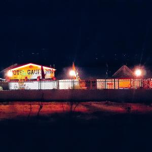 een foodtruck die 's nachts voor een gebouw geparkeerd staat bij Hotel Gauri Inn Charikot in Dolakhā