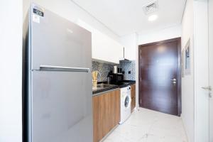 阿布扎比Bloomfields Iconic Studio at The Gate, Masdar City的配有冰箱和水槽的厨房