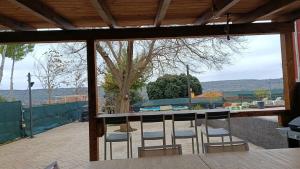 een patio met stoelen en een tafel met uitzicht bij Casa Ambite in Ambite