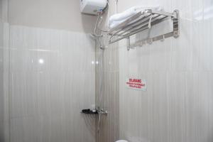 Et badeværelse på Sinok Homestay Parapat + 15 billeder