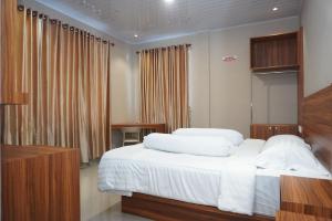 En eller flere senge i et værelse på Sinok Homestay Parapat