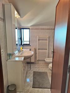 un bagno con lavandino e WC di Casa Viola della Maiella a Pennapiedimonte