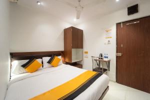 Giường trong phòng chung tại Itsy Hotels Rexton Inn +27 ảnh