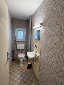 Et badeværelse på Gruber Alpin Living + 14 billeder