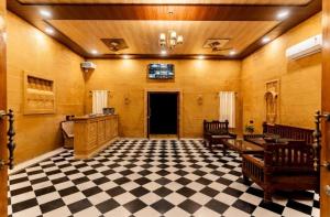 斋沙默尔Desert Villa Resort & Camp Jaisalmer的一个铺着棋盘格地板的大房间，还有一个……