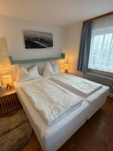 En eller flere senge i et værelse på Gruber Alpin Living