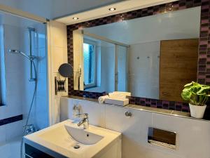 Et badeværelse på Bergzeit Apartments + 43 billeder