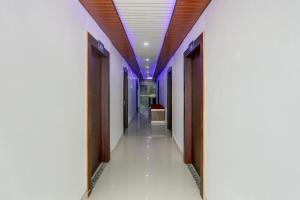DarbhangaHOTEL O MJ INN的建筑物内的一条走廊，天花板上亮着紫色灯光。