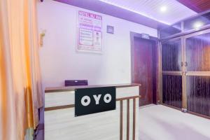 een kamer met een oro-teken op een bureau bij HOTEL O MJ INN in Darbhanga