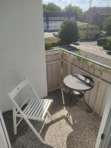 een stoel en een tafel op een balkon bij Ganze Wohnung mit privatem Balkon in Gelsenkirchen