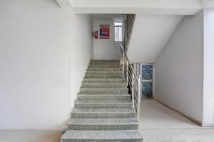 DarbhangaHOTEL O MJ INN的白色建筑中的一个楼梯