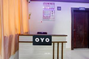 DarbhangaHOTEL O MJ INN的房间里的桌子上有一个写着“oxo”的标志