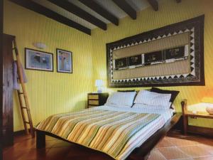 una camera con un letto con una grande testiera di Cozy apartment Mati Alghero historic center ad Alghero
