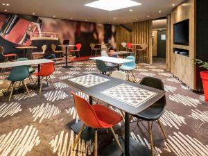 een groep tafels en stoelen in een kamer bij ibis Saint Dizier in Saint-Dizier