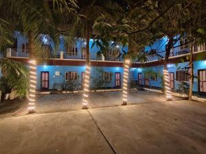 een gebouw met lichten er 's nachts voor bij Srinivasa Residency in Mahabalipuram +16 foto's