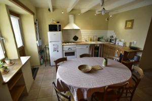 Kuchyň nebo kuchyňský kout v ubytování La Chalentine