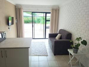 un soggiorno con un divano e un tavolo di Malachite Rest a Nelspruit