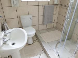 un bagno con wc, lavandino e doccia di Malachite Rest a Nelspruit Altre 18 foto