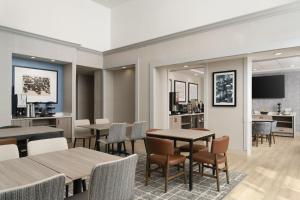 ein Esszimmer mit Tischen und Stühlen und einem Fernseher in der Unterkunft Hyatt Select Richmond Chester in Woodvale