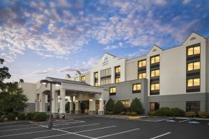 eine Darstellung der Vorderseite eines Hotels mit einem Parkplatz in der Unterkunft Hyatt Select Richmond Chester in Woodvale