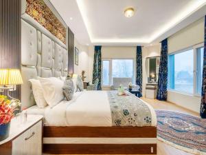 En eller flere senge i et værelse på Palette Hotel Cecil by CheckIn Srinagar + 46 billeder