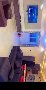 un salon avec un canapé et une fenêtre dans l'établissement Luxury Hideout, 