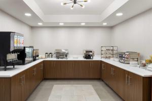 Kuchyň nebo kuchyňský kout v ubytování Wingate By Wyndham Mansfield Ontario