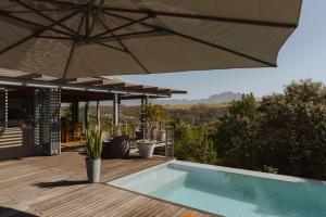 Nespecifikovaný výhled na hory nebo výhled na hory při pohledu z vily