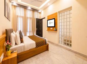 Телевизор и/или развлекательный центр в EL DE Olive Aero Suites Near Delhi International Airport +11 фотографий