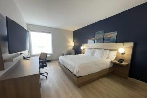 En eller flere senge i et værelse på La Quinta Inn & Suites by Wyndham Jackson