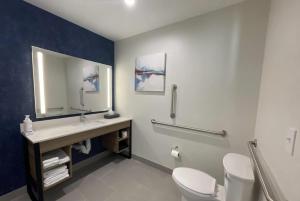 Et badeværelse på La Quinta Inn & Suites by Wyndham Jackson + 20 billeder