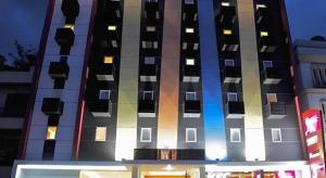 un edificio alto con finestre e luci di Amaris Hotel Ambon a Ambon