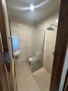 een badkamer met toilet en wastafel bij Hepy Hotel in Kuta Lombok