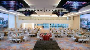 En restaurant eller et andet spisested på Kemena Plaza Hotel