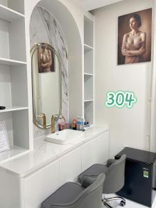 a bathroom with a sink and a mirror at Khách sạn Nữ Vương in Xom Ông Linh +54 photos