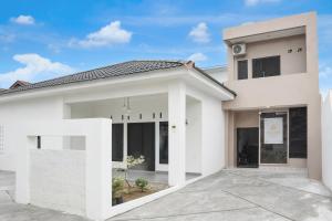 una rappresentazione di una casa bianca di Hotel O Khan House Syariah a Padang