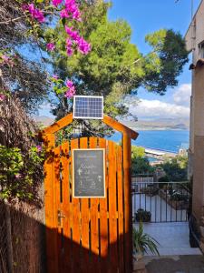 ein Schild an einem Holztor mit einer Kreidetafel in der Unterkunft Mirador del Mar in Puerto de Mazarrón