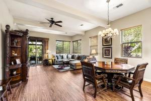 Et opholdsområde på Tropical Villa wBeach Club Access Quiet LocationBikes and Beach GearWalk to Restaurants