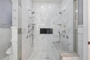 Et badeværelse på Riverside Retreat Waterfront Guest Suite + 18 billeder