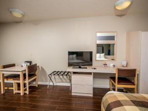 TV a/nebo společenská místnost v ubytování Microtel Inn & Suites by Wyndham Palm Coast I-95