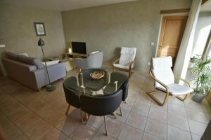 TV a/nebo společenská místnost v ubytování La Chalentine