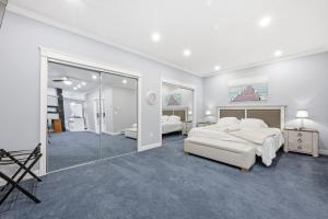 En eller flere senge i et værelse på Riverside Retreat Waterfront Guest Suite