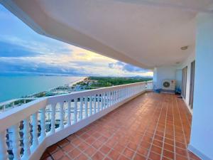 a balcony with a view of the ocean at Gamers Residence in Ban Nong Chaeng