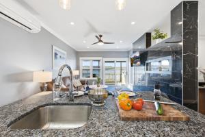 Køkken eller tekøkken på Riverside Retreat Waterfront Guest Suite