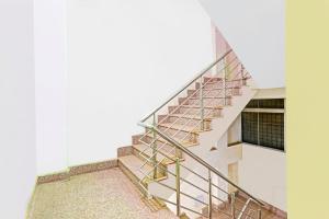 巴特那Hotel O by OYO welcome inn的建筑物中楼梯的图像