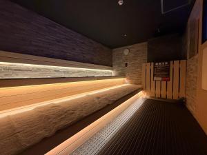 una sauna vuota con di Hotel LiVEMAX Umeda Central ad Osaka