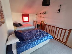 una camera da letto con due letti in una stanza di Acogedor adosado con piscina a Torredembarra Altre 28 foto