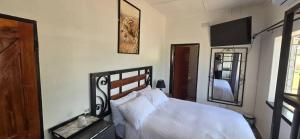 Giường trong phòng chung tại Larry's Lodge